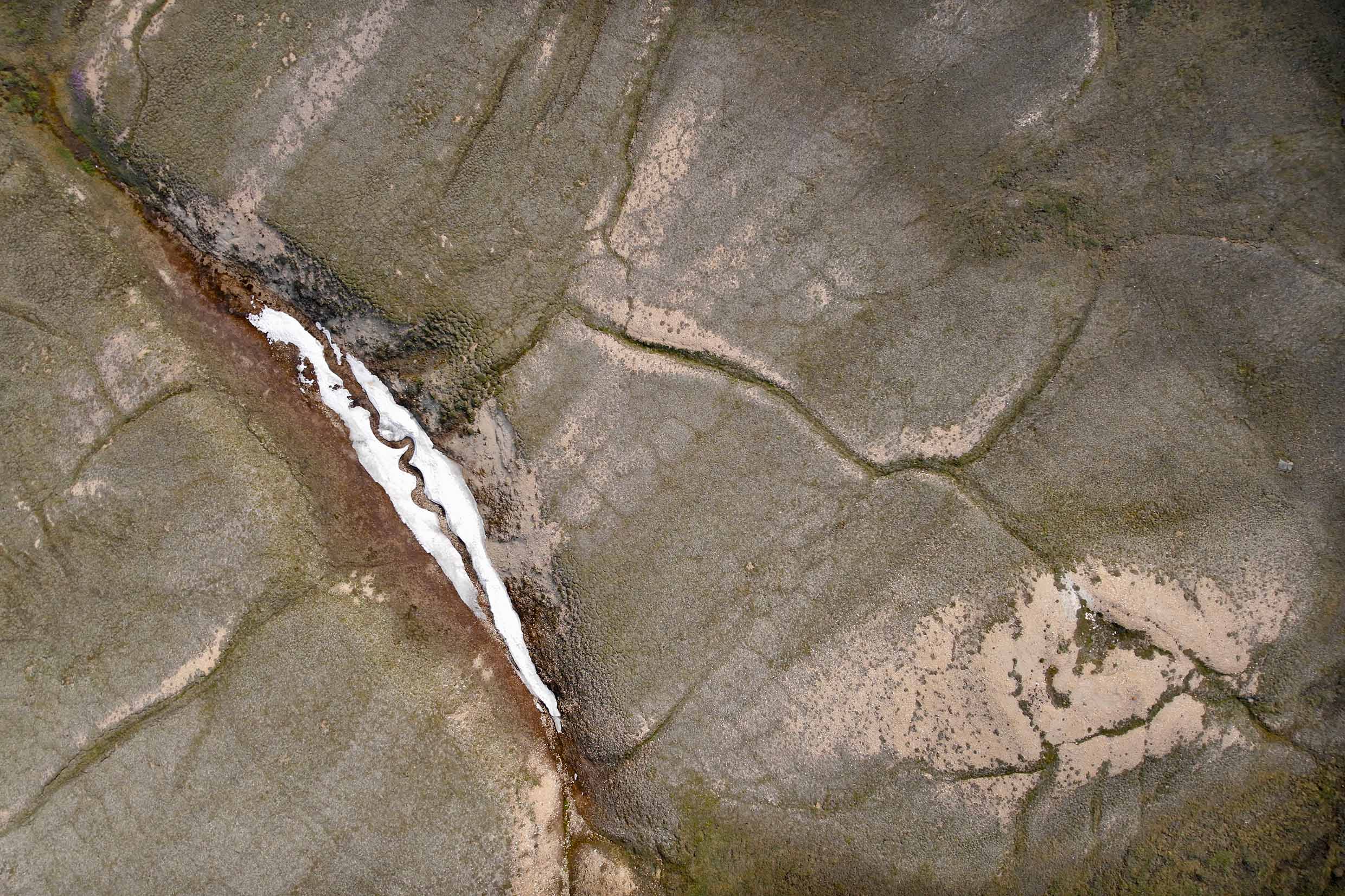 Drohnenaufnahme eines Schneefleckens in der arktischen Tundra