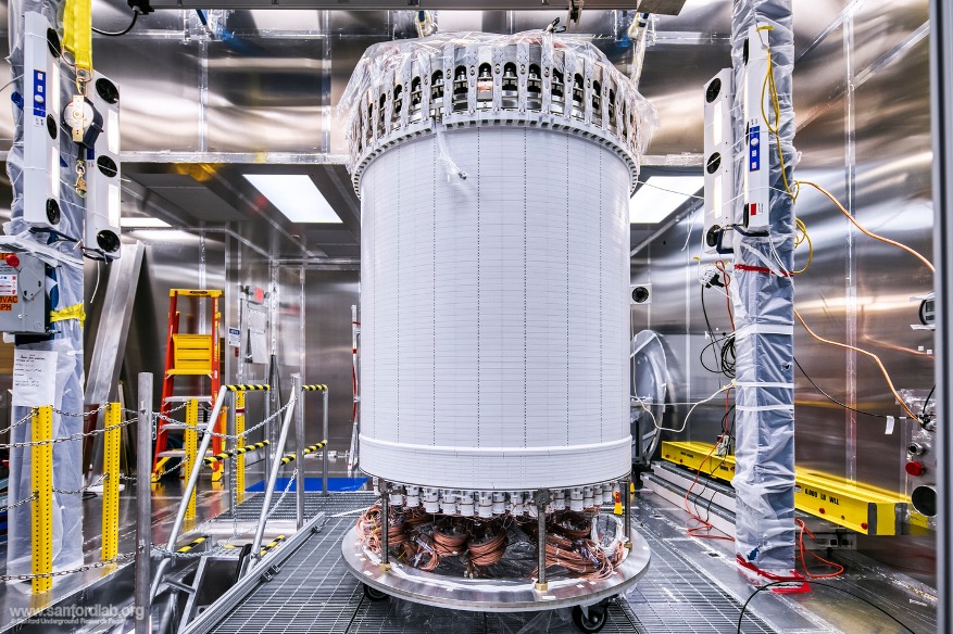 Tank filled with 7 tonnes of liquid xenon